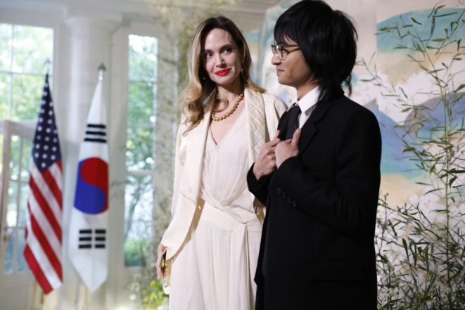 Анджелина Джоли посетила званый обед президента США вместе со старшим сыном: как выглядит 21-летний Мэддокс (ФОТО) - фото №2