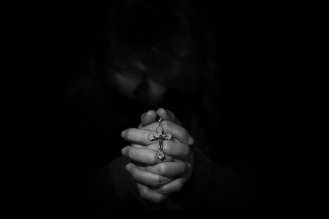 Человек молится, фото