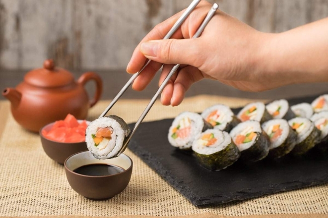 Як правильно їсти суші? 5 важливих правил, щоб не осоромитися (ВІДЕО) - фото №3