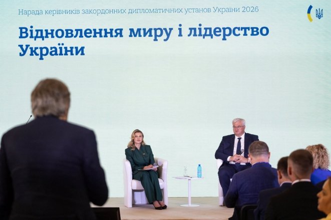 Елена Зеленская показала стильный образ с брошью, фото