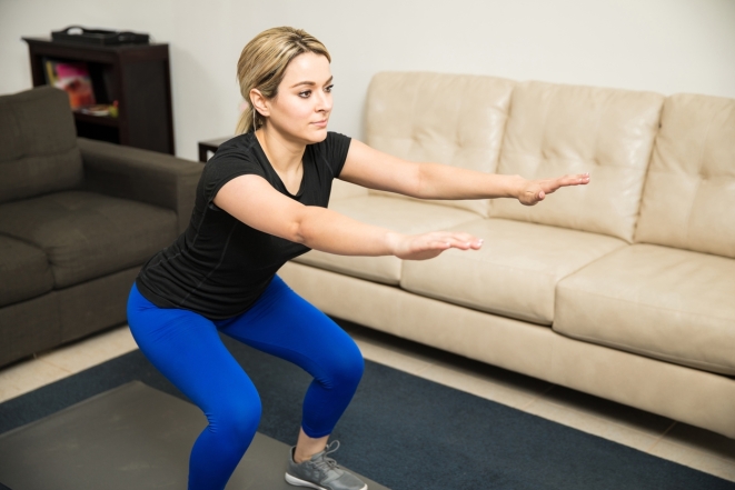Фитнес дома: ТОП-10 простых упражнений для занятий на диване - фото №1