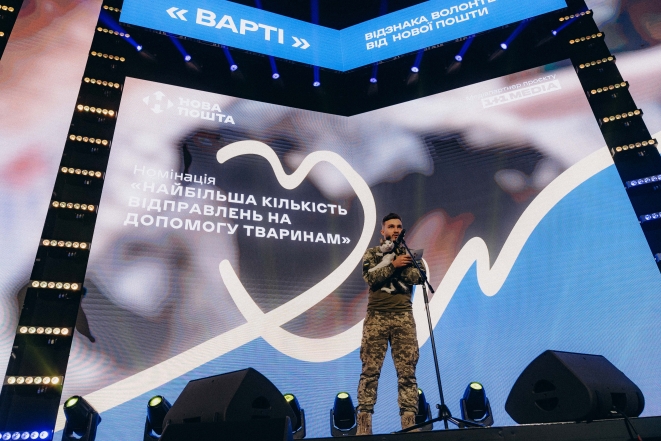 Военный Александр Ляшук и его боевой кот Шайба на сцене во время вручения премии "Варті", фото