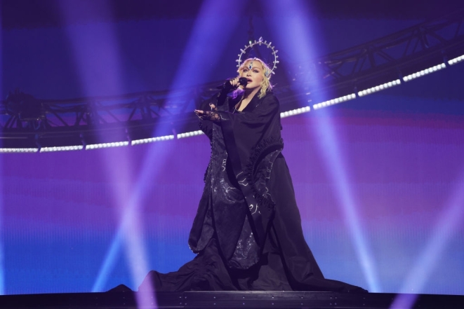 Мадонна феерично открыла долгожданный тур, укутавшись во флаг Украины (ВИДЕО) - фото №1