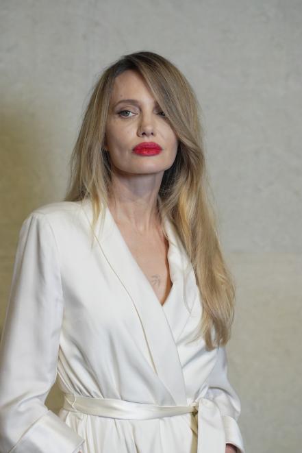 Анджеліна Джолі — модна сукня-халат 2026