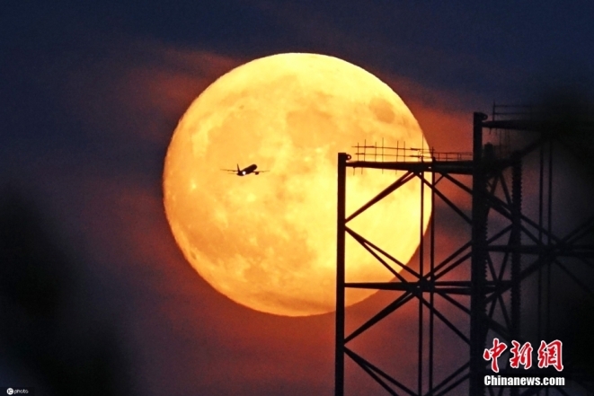 Невероятную Голубую Луну видели этой ночью в разных уголках Земли: зрелище действительно поразительное! (ФОТО) - фото №5
