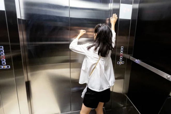 Правила поведения, если застряли в лифте: алгоритм действий - фото №1