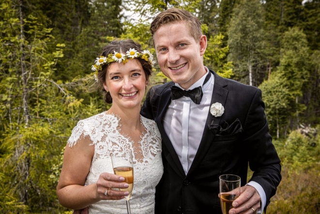 Любовь победит все! Скандинавская пара поженилась на границе Норвегии и Швеции из-за COVID-19 - фото №1