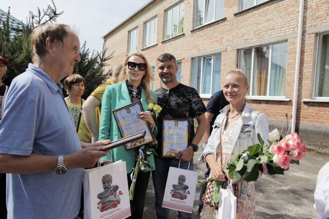 Знову разом з Діановим. Оля Полякова з'явилася на відкритті дитячого садочка, який знищила росія (ФОТО) - фото №1