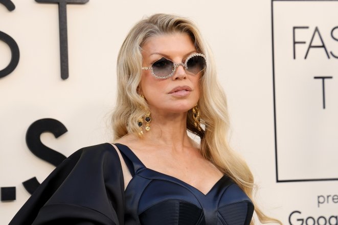 Ферги показалась в total black образе — новые фото певицы