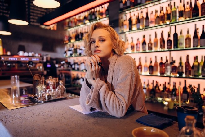 Как Анастасия Король превратилась в барменшу в сериале "Пряча бывшую"
