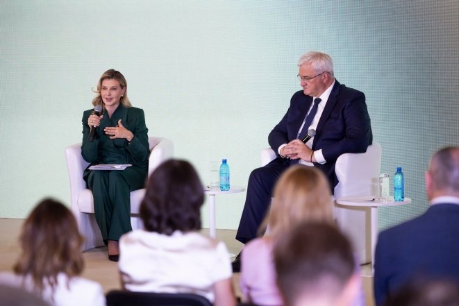 Елена Зеленская показала стильный образ с брошью, фото