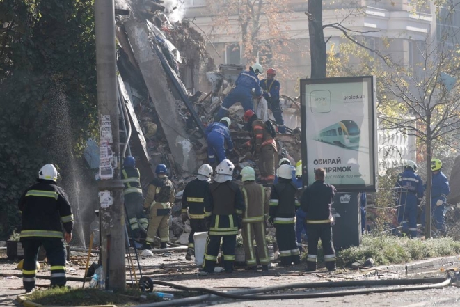 Рыжее чудо: в Киеве из-под завалов многоэтажки спасли кота - фото №2