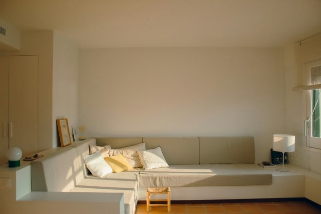 Уютная комната с чистыми линиями, мягким текстилем.