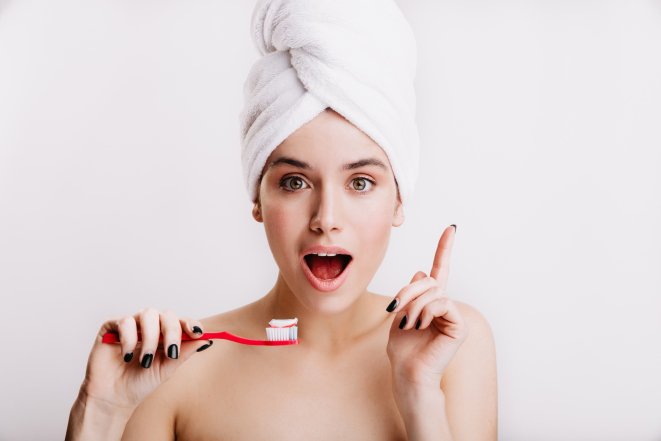 10 лайфхаків із зубною пастою: чищення прикрас, видалення запахів та плям