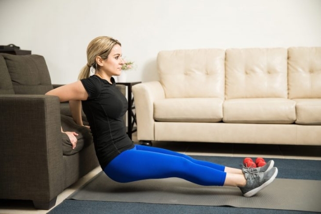 Фитнес дома: ТОП-10 простых упражнений для занятий на диване - фото №6
