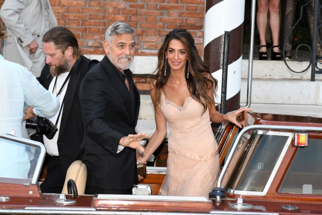 62-річний Джордж Клуні засвітився з красунею-дружиною на побаченні у Венеції (ФОТО) - фото №2