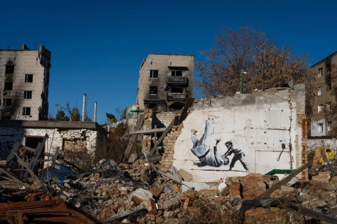 Смотреть до конца: Бэнкси опубликовал видео с поездки в Украину и показал, как создавал свои граффити на руинах - фото №3