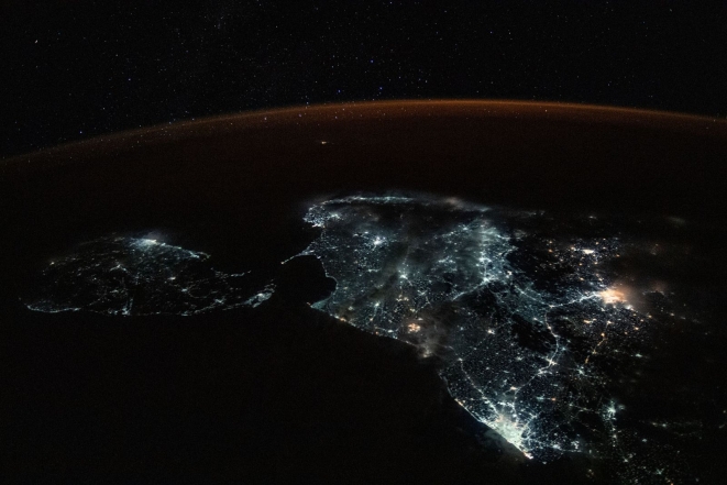 Закат на орбите и полярное сияние: NASA опубликовали захватывающие фото миссии SpaceX  - фото №2