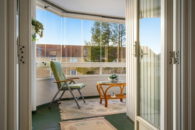 Балкон с ковром и уютным столиком