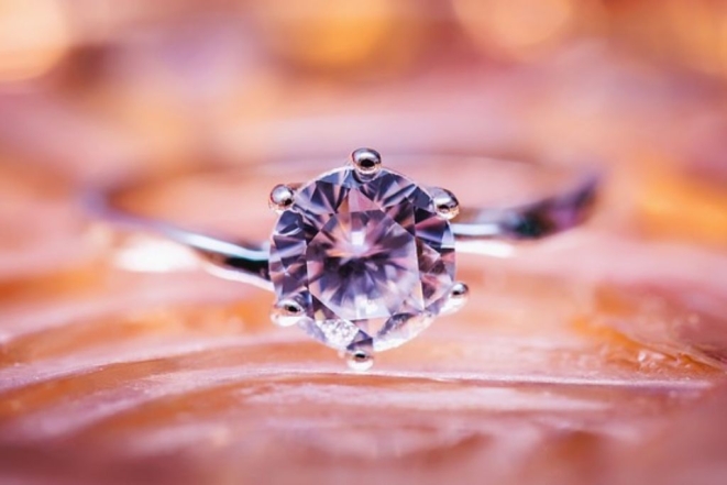 На фото кольцо с цветным бриллиантом