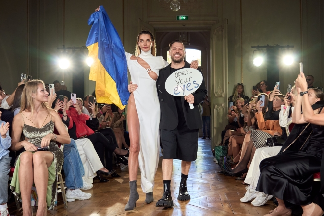 Нова колекція Андре Тана, присвячена жіночому лону, стала сенсацією на Тижні моди у Парижі - фото №1