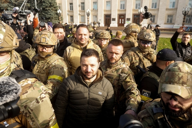 Президент Украины Владимир Зеленский посетил освобожденный Херсон (ФОТО) - фото №2