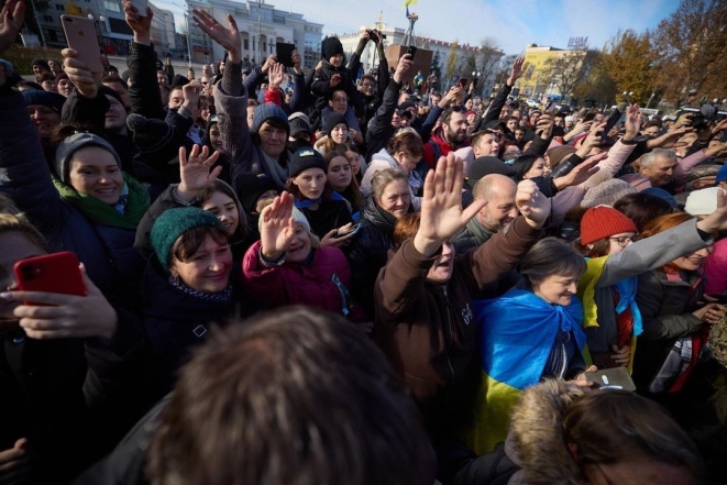 Президент Украины Владимир Зеленский посетил освобожденный Херсон (ФОТО) - фото №12