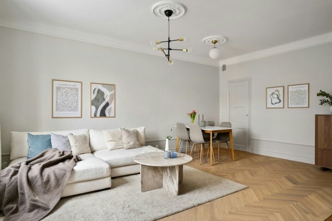 Великий світлий килим під диваном у вітальні