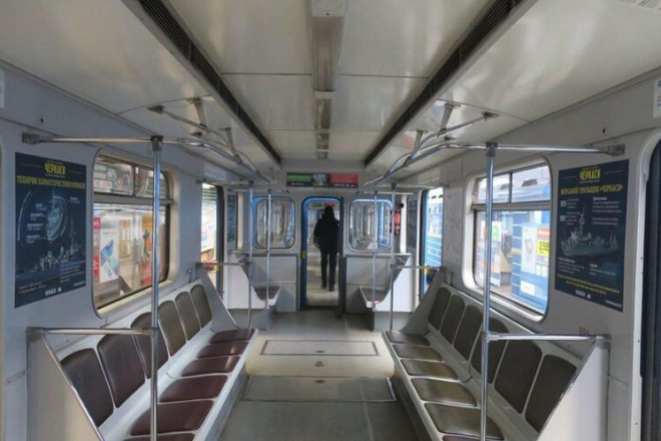 Газонокосилка, надувной матрас и платье: что потеряли пассажиры в Киевском метро за 2020 год - фото №1