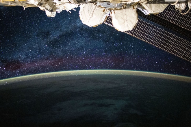 Закат на орбите и полярное сияние: NASA опубликовали захватывающие фото миссии SpaceX  - фото №4