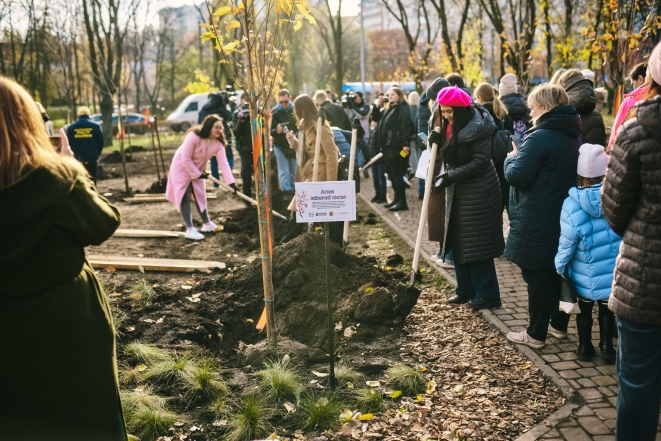 "Аллея женской силы" в парке “Юность”, Киев