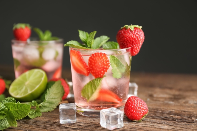 Хмельная ягодка: топ-3 рецепты алкогольных напитков с клубникой - фото №1