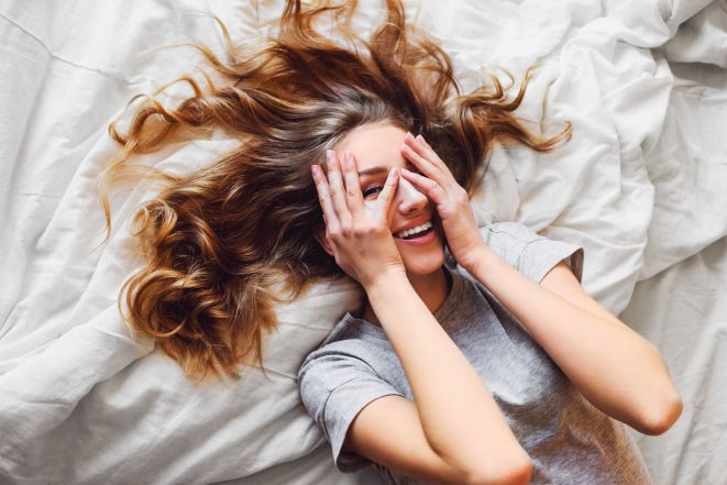 Никаких масок и грубых наволочек: 5 вредных привычек, которые "убивают" ваши волосы во время сна - фото №2