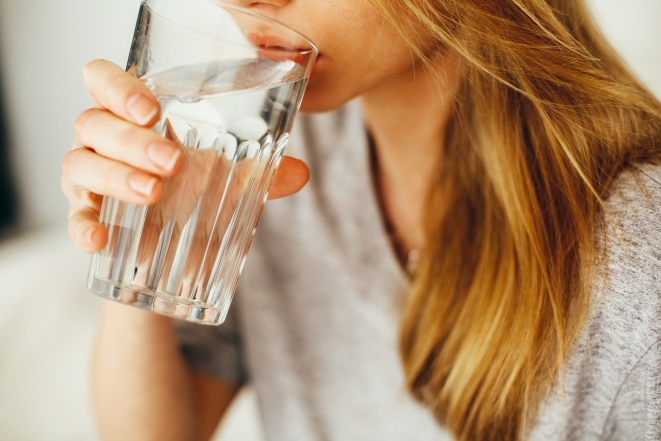 Чи справді треба пити по 1,5 літра води на день? Експертна відповідь, якій можна довіряти на всі 100% - фото №2