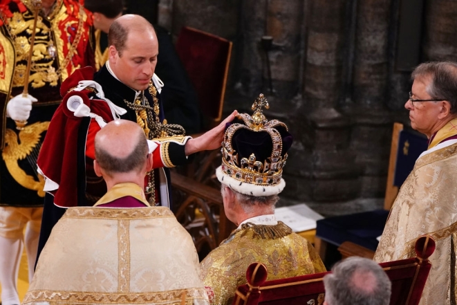 Самый трогательный момент: Чарльз III расчувствовался действиям старшего сына на коронации (ВИДЕО) - фото №2