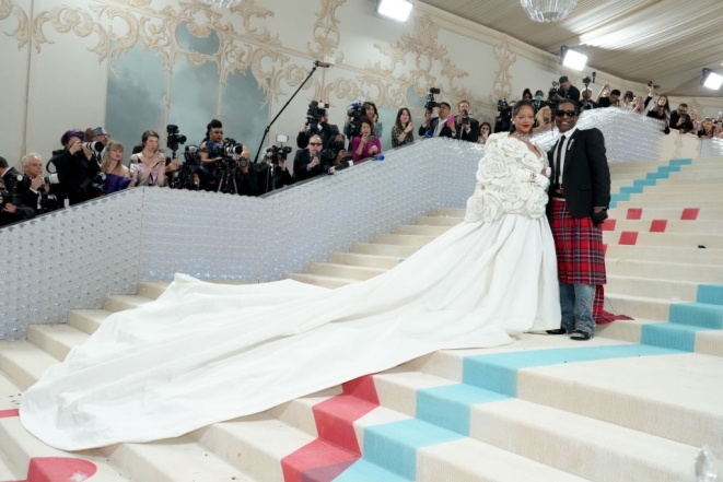 Вагітна Ріанна спізнилася на Met Gala 2023: співачка вийшла на публіку у вінтажній весільній сукні (ФОТО) - фото №1