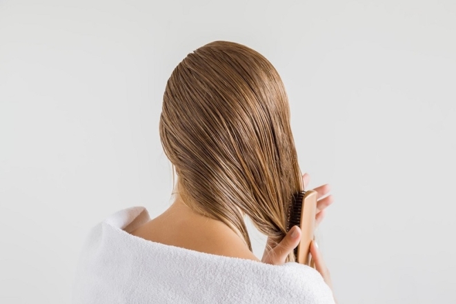 Горячее полотенце, бигуди и косички: как сушить волосы, если нет электричества? - фото №2