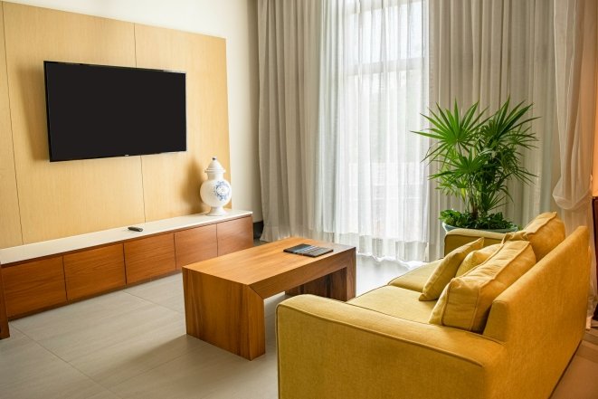 Длинная тумба визуально увеличивает пространство