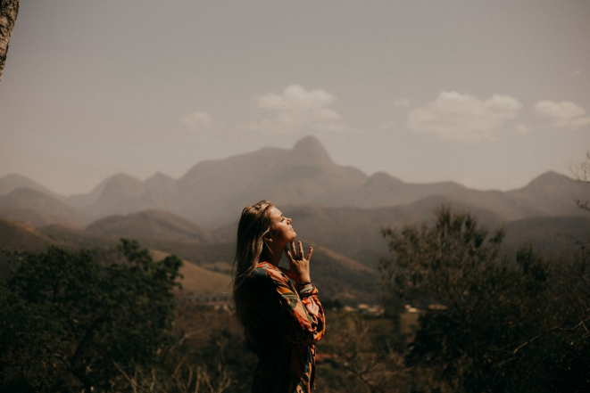 Женщина молится среди гор, фото