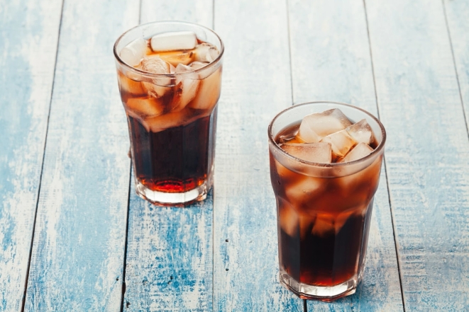 Що входить до складу солодких напоїв та як це впливає на наш організм