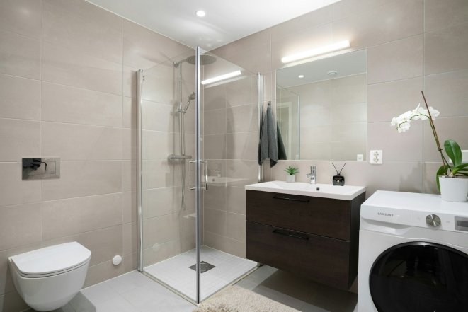 Современная ванная с белой сантехникой.