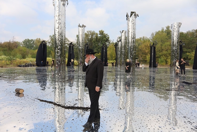 "Зеркальное поле": в Бабьем Яру открыли мемориал с аудиовизуальной инсталляцией в честь жертв расстрелов - фото №4