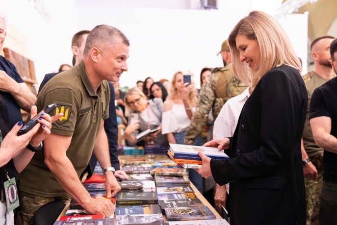 Какие книги читают Зеленские: президент и первая леди Украины появились на открытии "Книжного Арсенала" - фото №3
