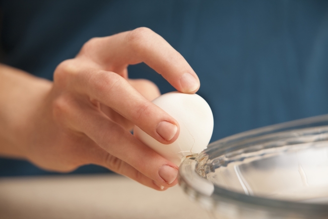 Как правильно разбивать яйца?