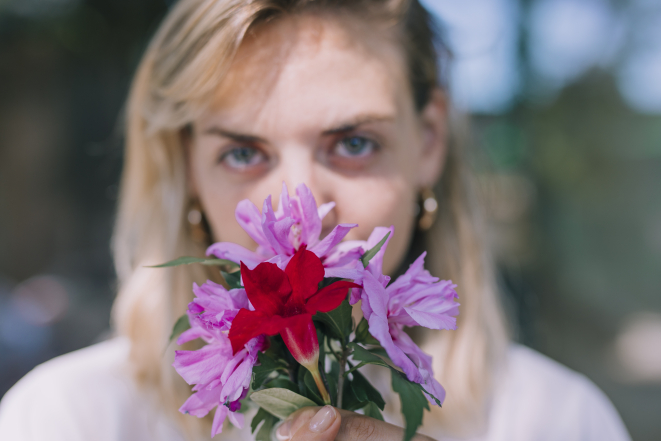 Красива дівчина з квітами в руках, фото