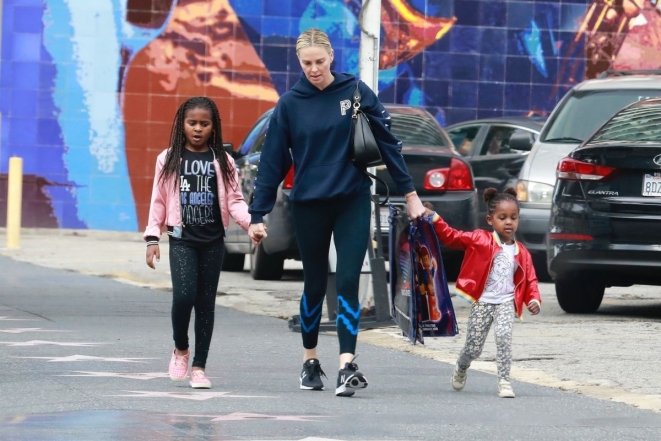 Шарлиз Терон усыновила детей