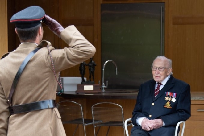 Ветеран Том Мур, собравший 40 миллионов для врачей, отпраздновал 100-летие (ФОТО) - фото №4