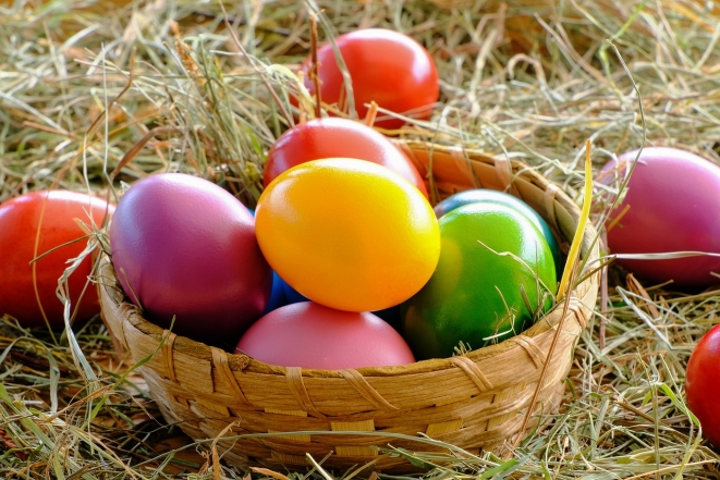 Цветные пасхальные яйца в корзине, фото