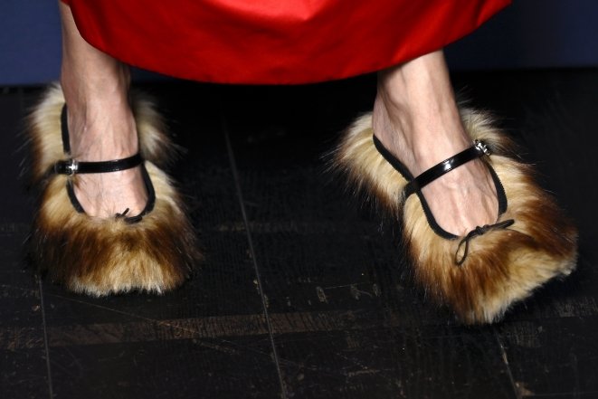 Розамунд Пайк показала, з чим носити червону сукню