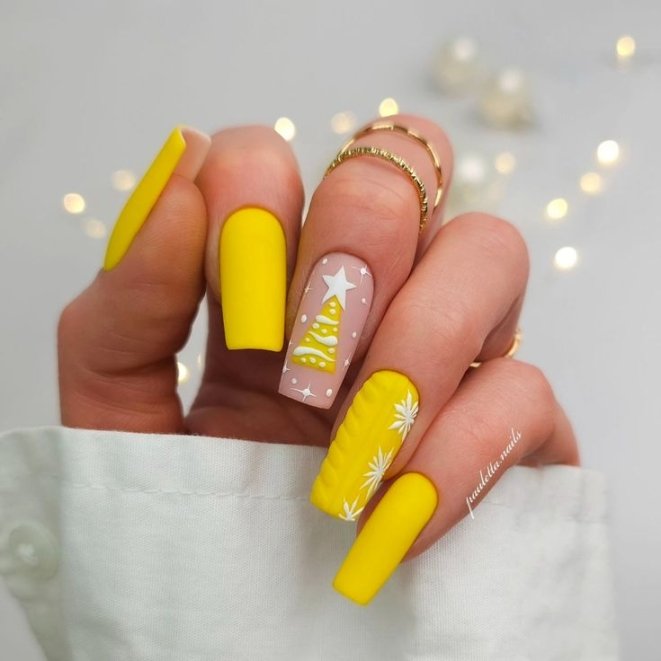Желтый маникюр на Новый год, привлекающий деньги
